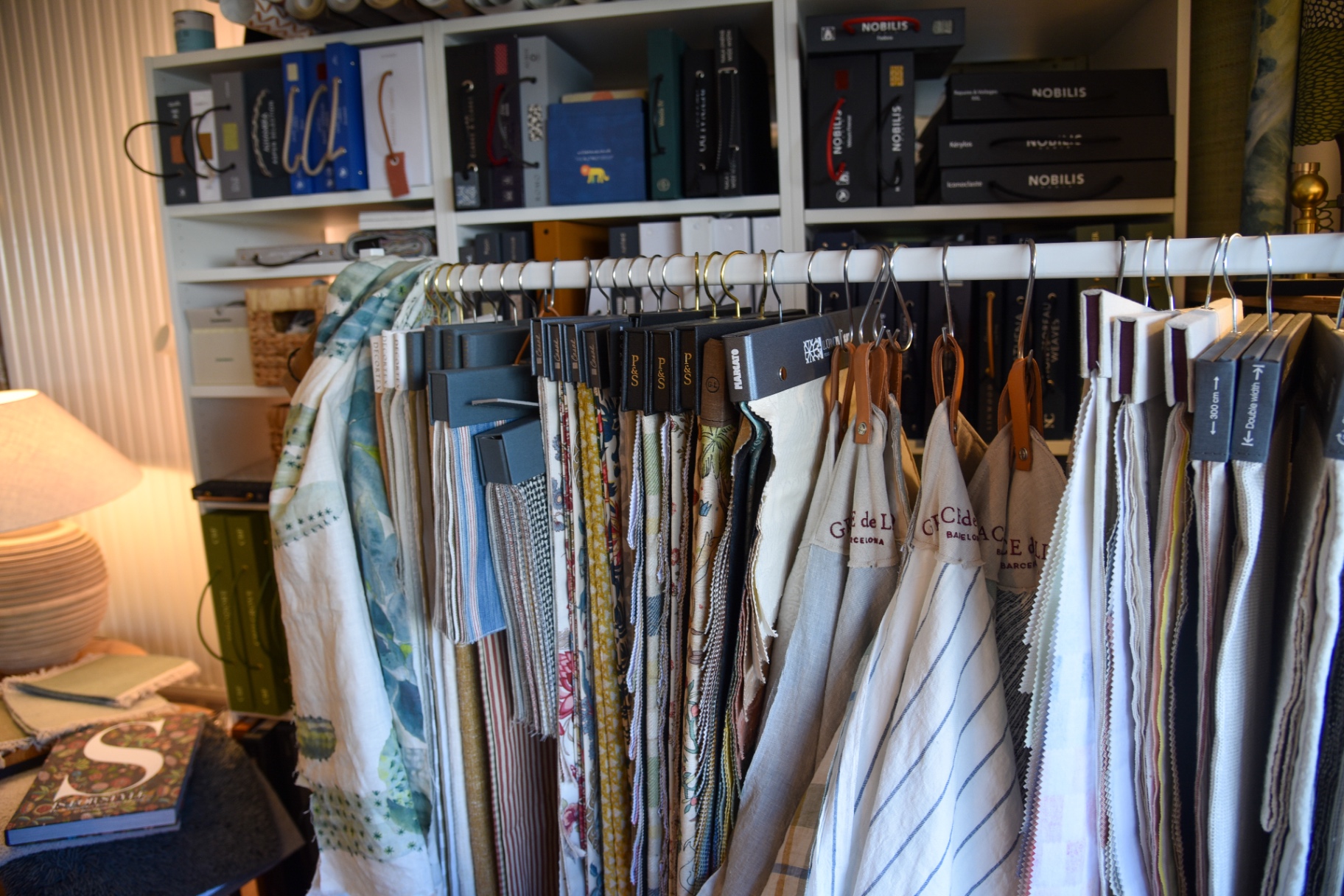 Portant d'échantillons de tissus dans la boutique
