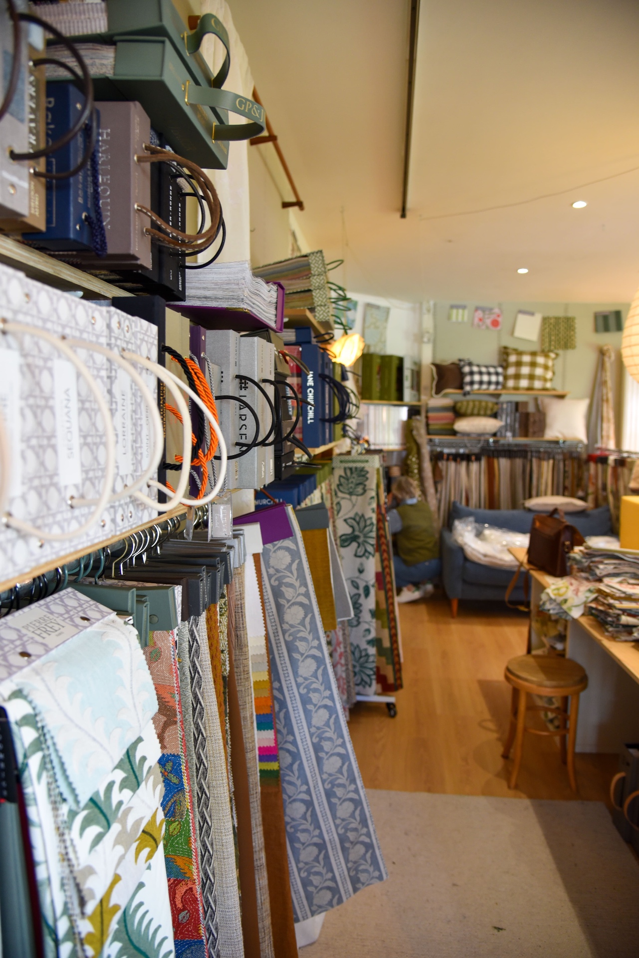 Allée de la boutique, tissus et collections